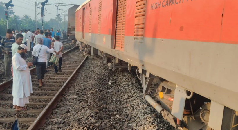 howrah-train-derailment